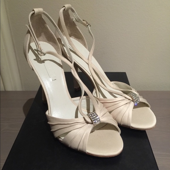 BCBG Olivia High Heels T Strap Sandal - Picture 3 of 7